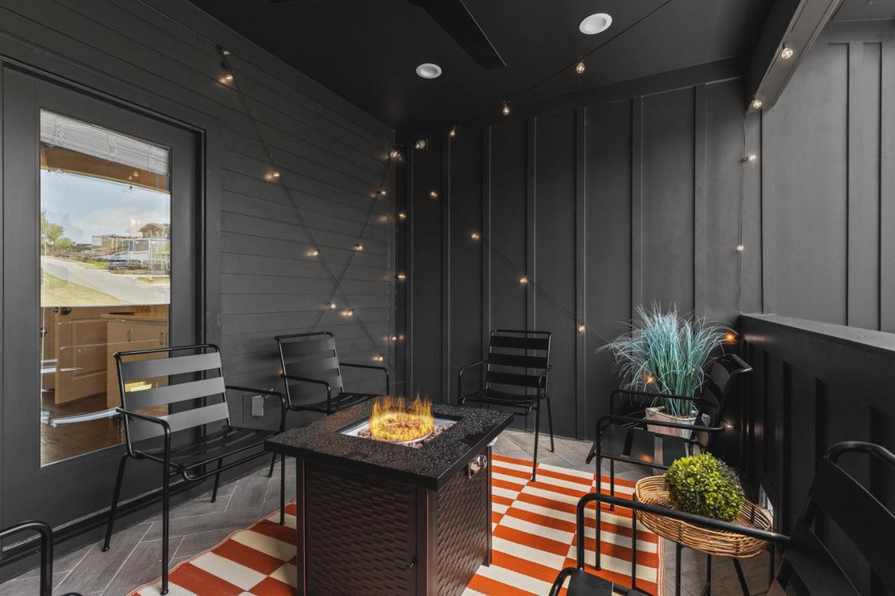 Walk To 12 South And Belmont With Garage Firepit And Patio Holiday home *