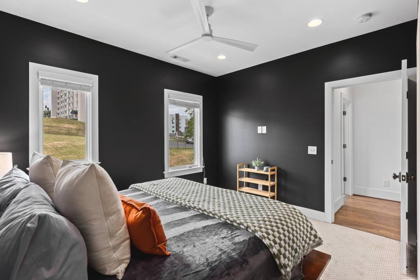 Stunning With Garage And Patio Walk To Restaurants 12 South And Belmont *