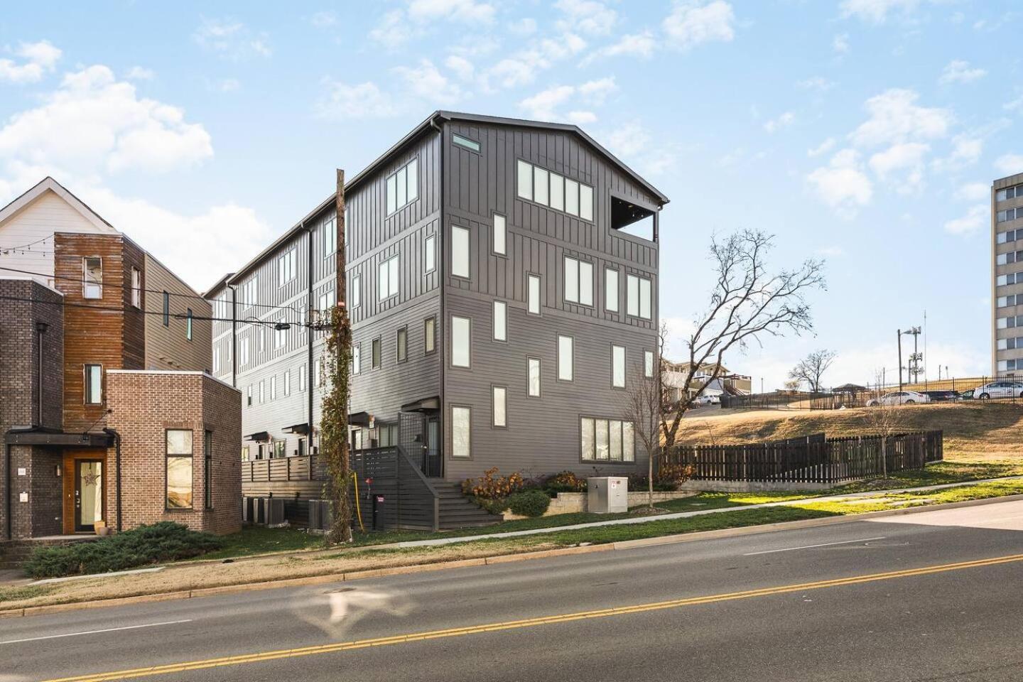 Walk To 12 South And Belmont With Garage Firepit And Patio Holiday home *
