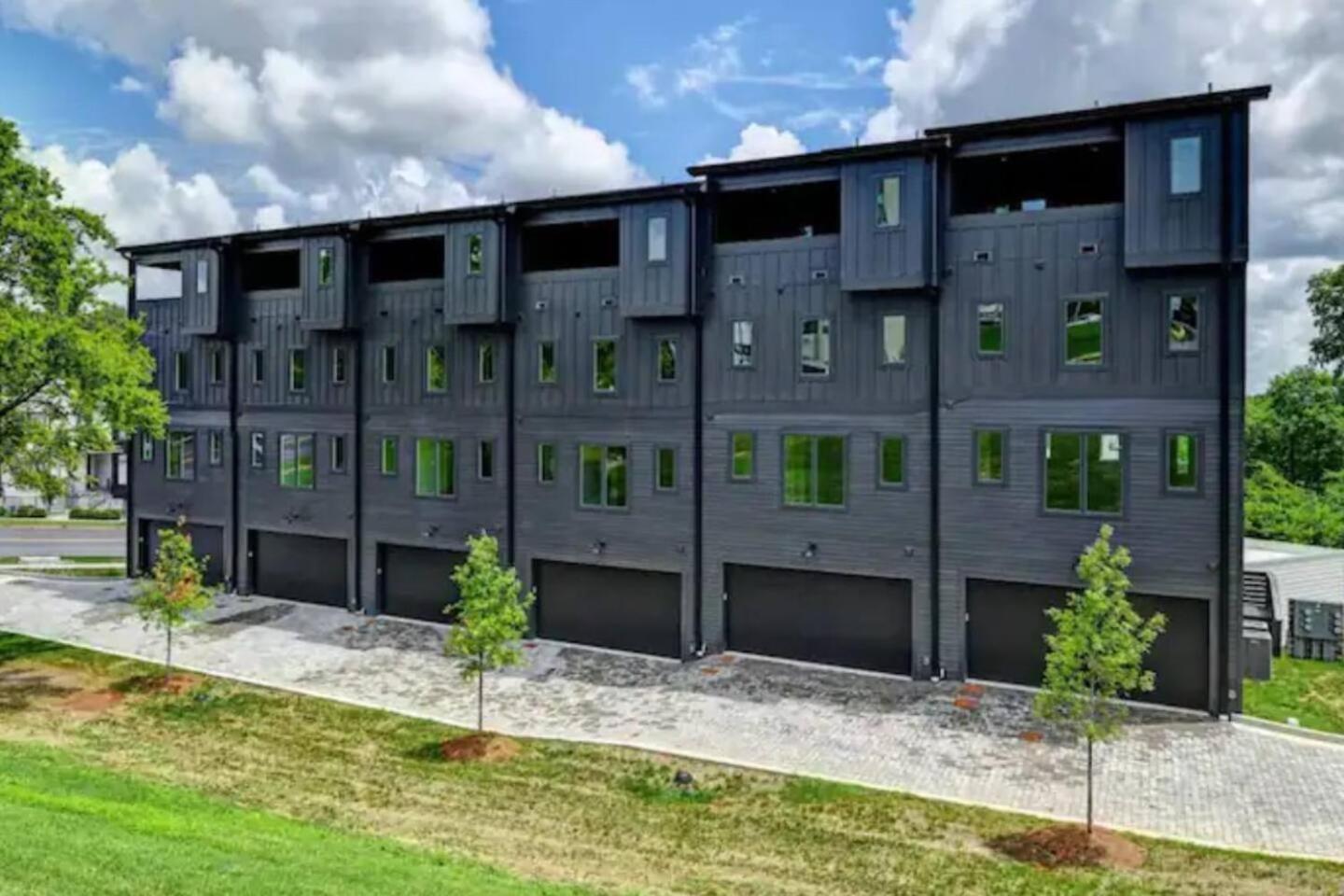 Walk To 12 South And Belmont With Garage Firepit And Patio Holiday home Nashville