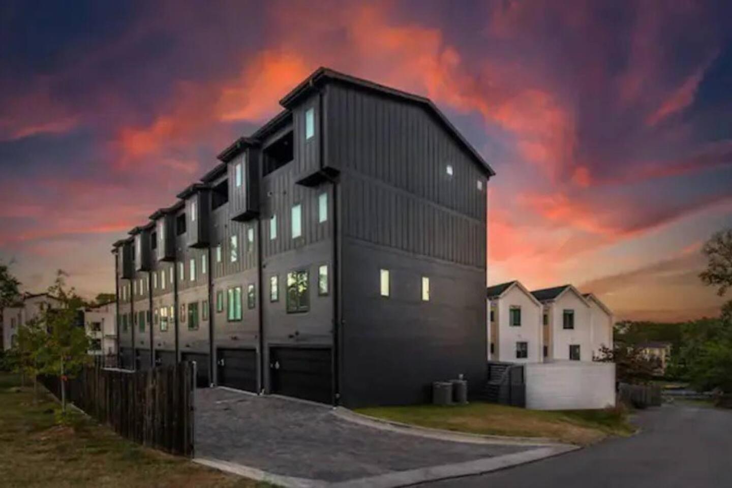 Stunning With Garage And Patio Walk To Restaurants 12 South And Belmont Holiday home Nashville