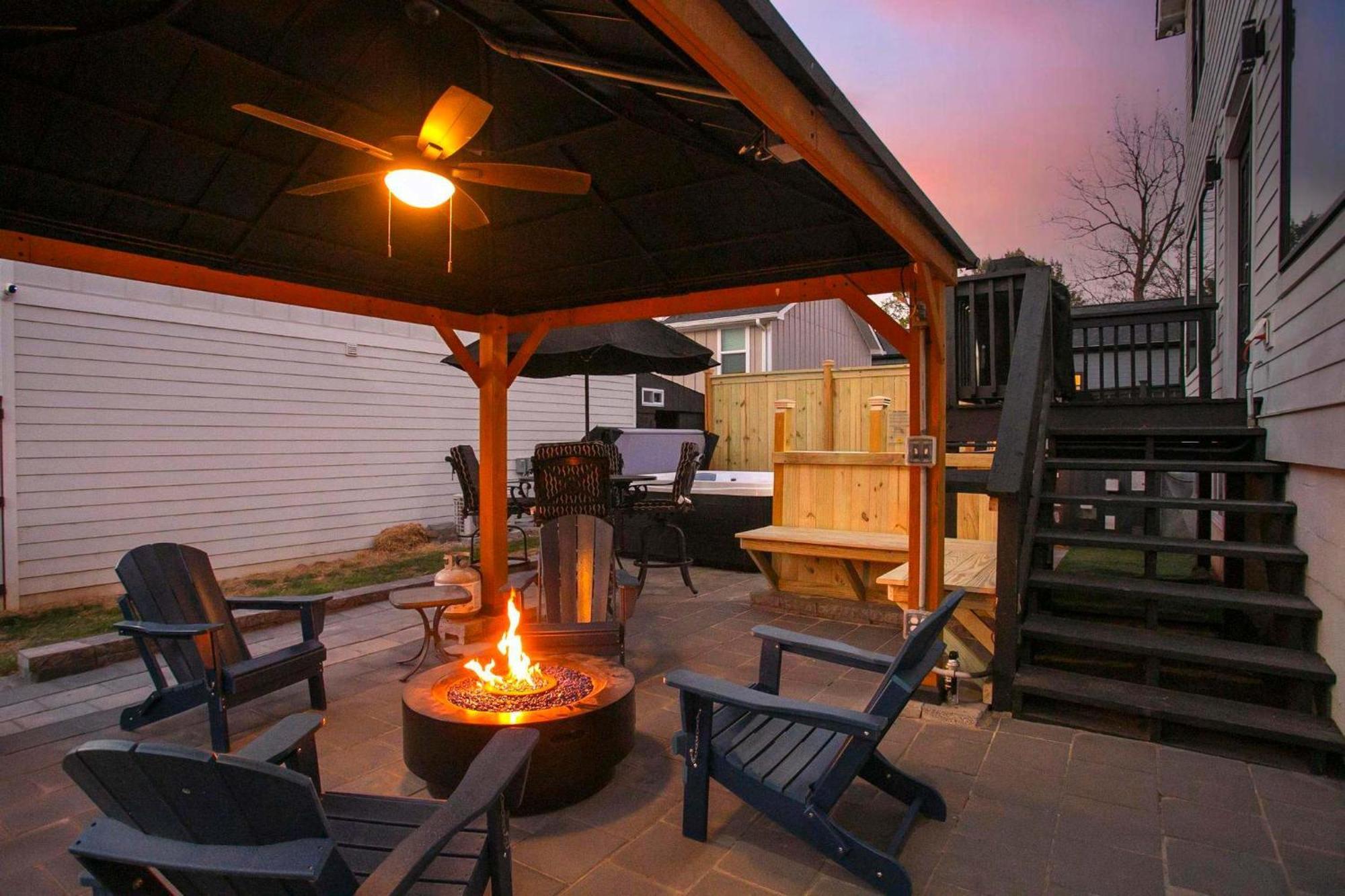 Spacious Only 2 Miles From Downtown Holiday home *