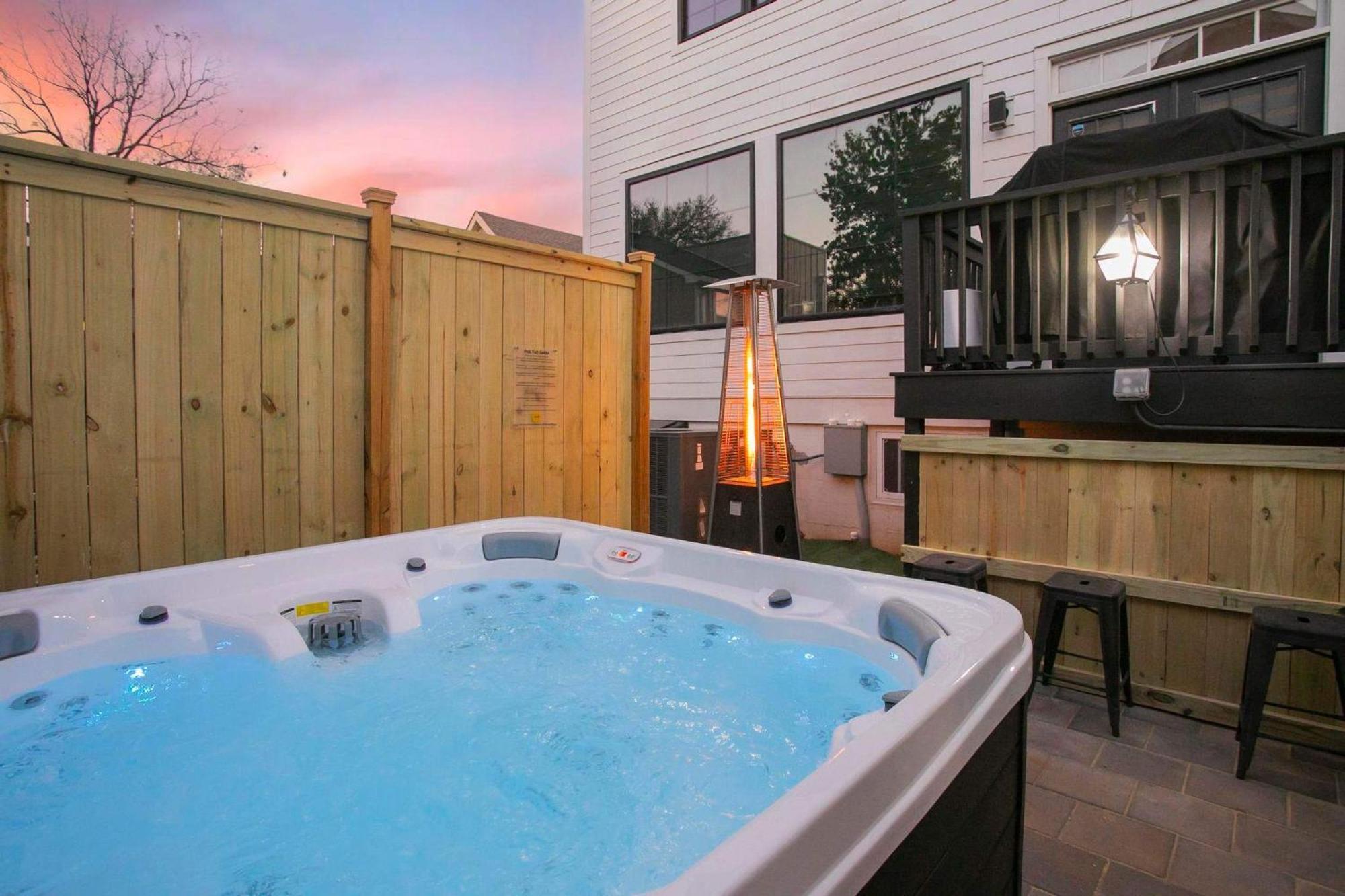 Spacious Only 2 Miles From Downtown Holiday home