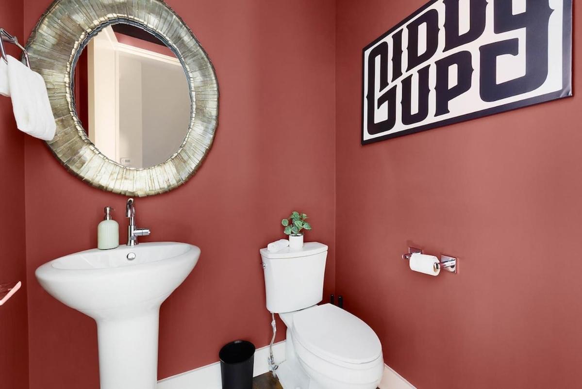 The Hadden House - Rooftop Lounge With Firepit