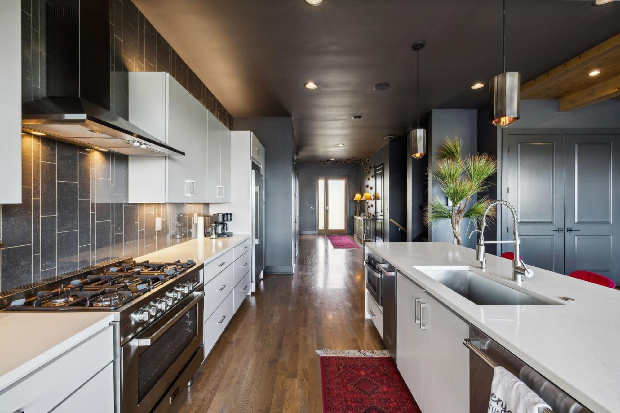 Epic Luxury Mansion W Skyline Views *