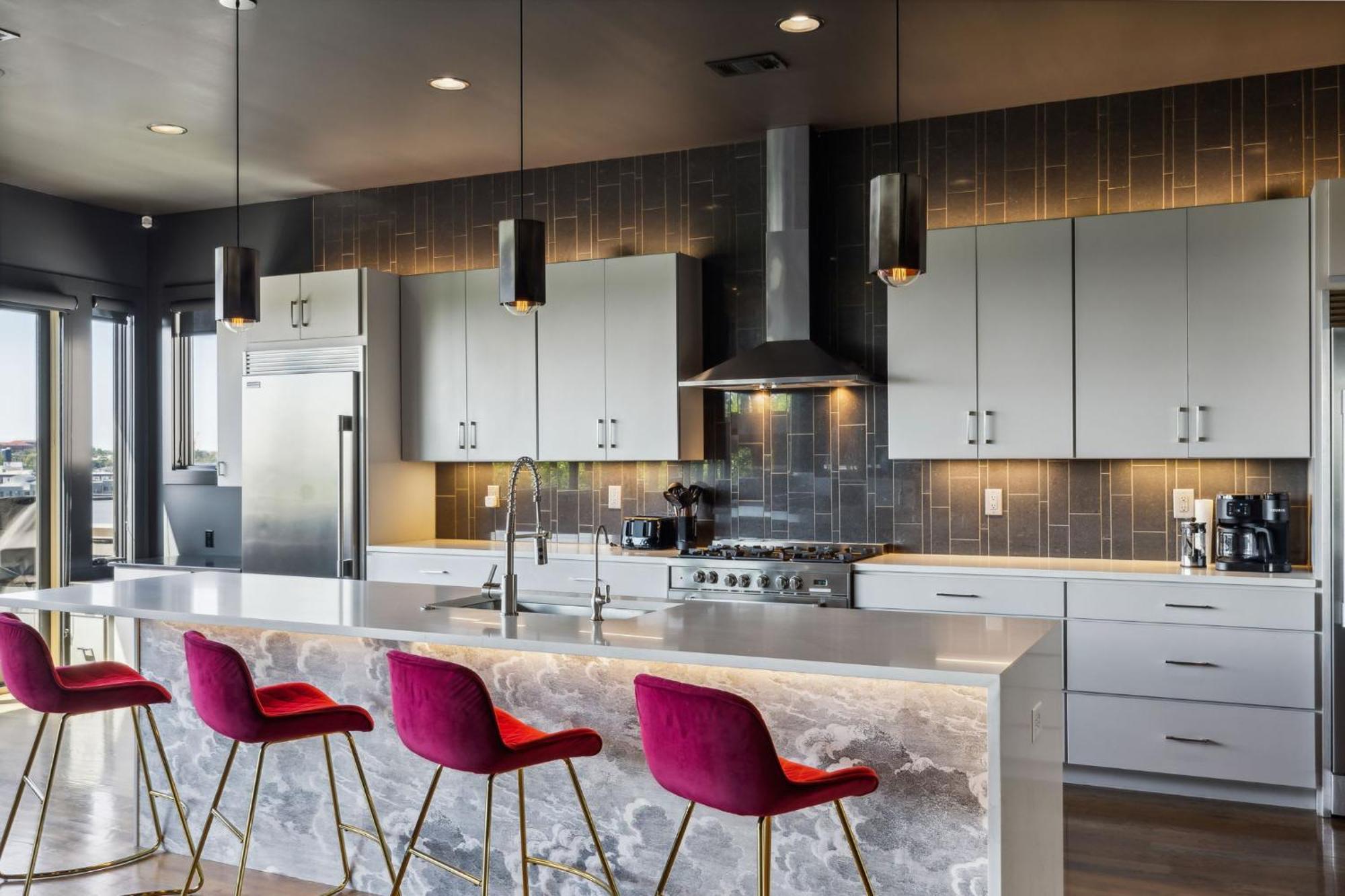 Epic Luxury Mansion W Skyline Views *