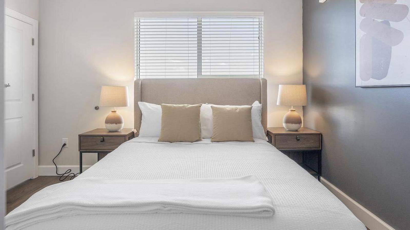 Apartment Landing Modern With Amazing Amenities *