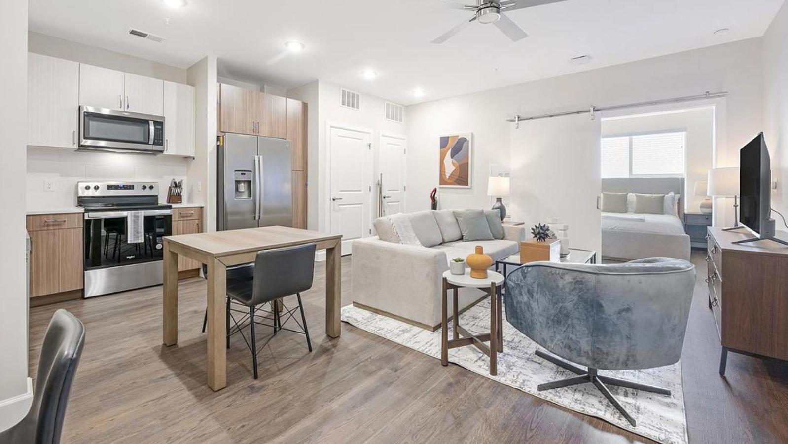 Apartment Landing Modern With Amazing Amenities Nashville