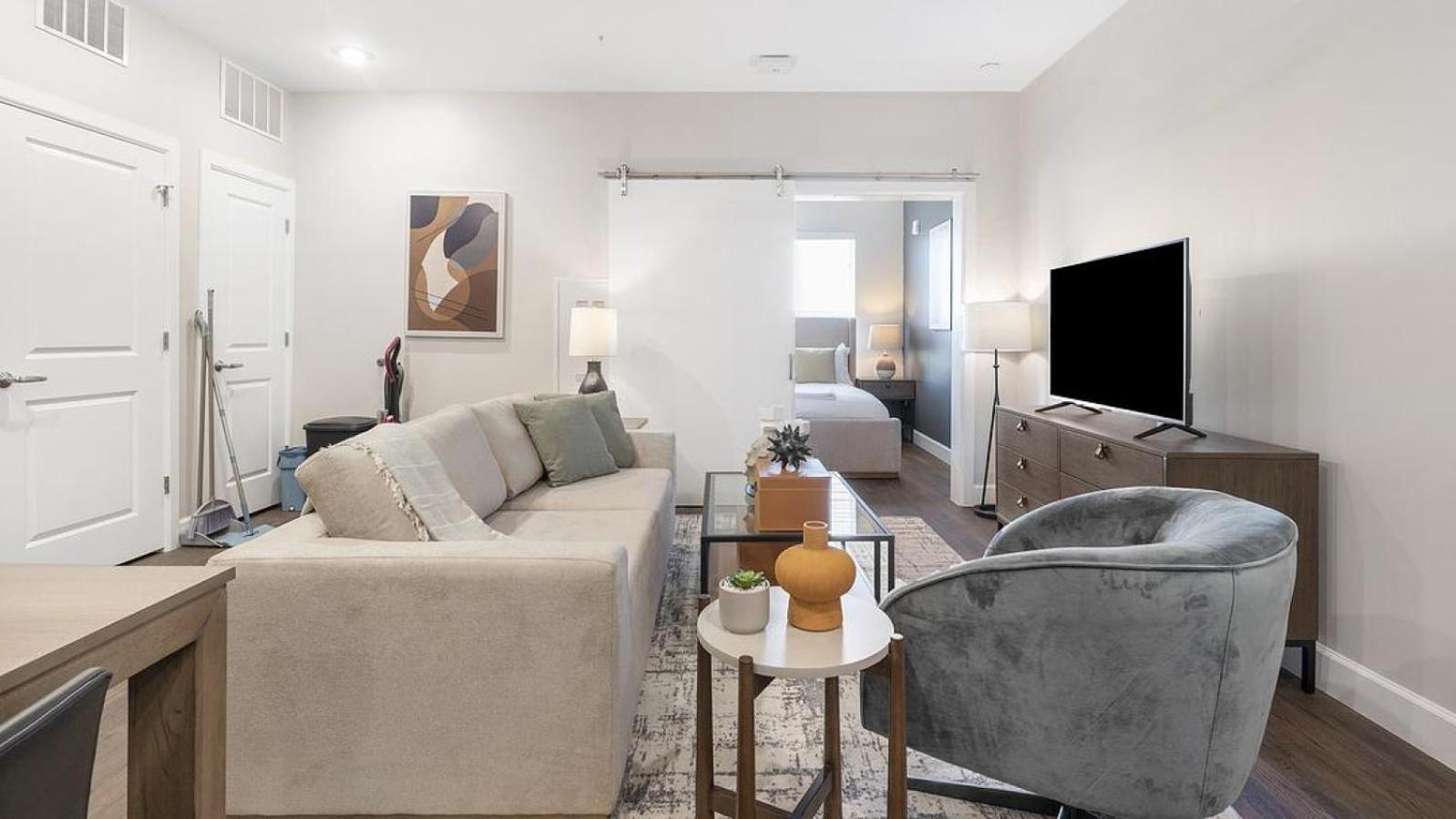 Landing Modern With Amazing Amenities Apartment