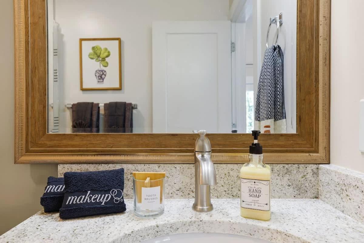 5 Mins To Downtown 2 Bed 1 Bath 2 Car Garage Holiday home *