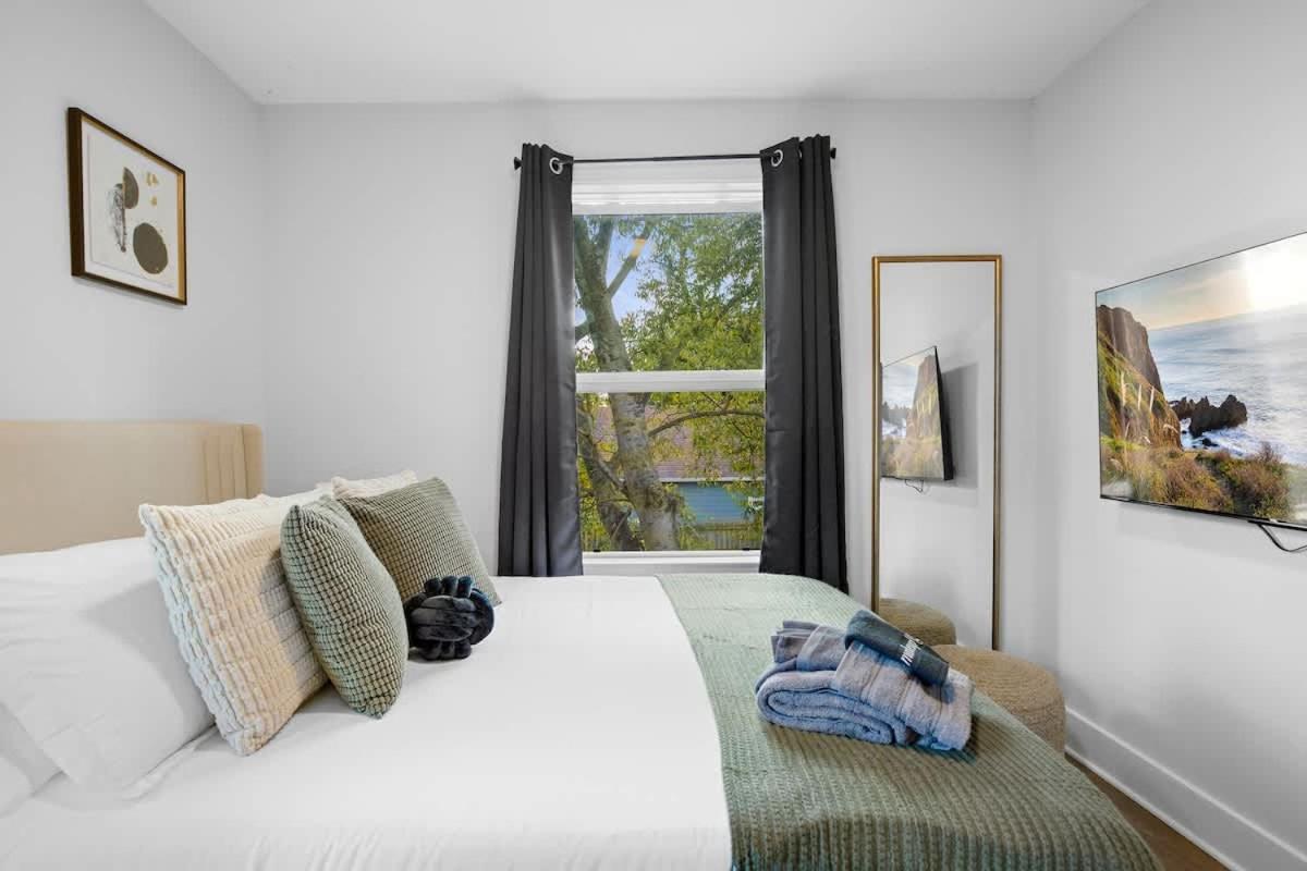 5 Mins To Downtown 2 Bed 1 Bath 2 Car Garage Holiday home *