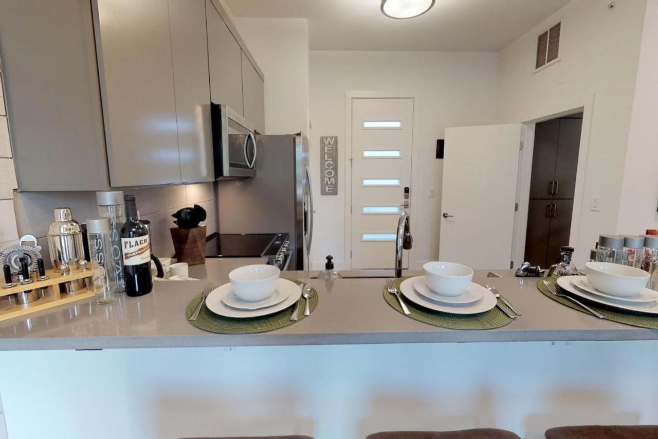 Great Location 1 Bedroom Sleeps 4 *