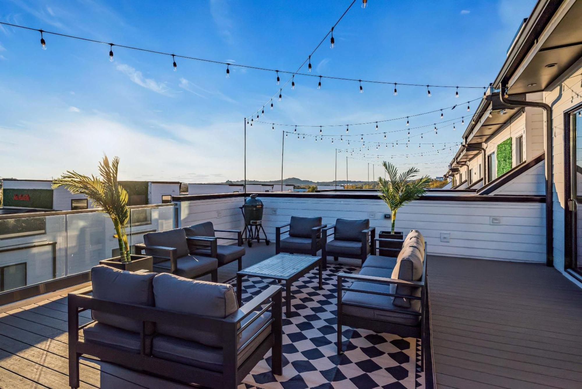 Rooftop Hot Tub Views Pac-man Pool Table