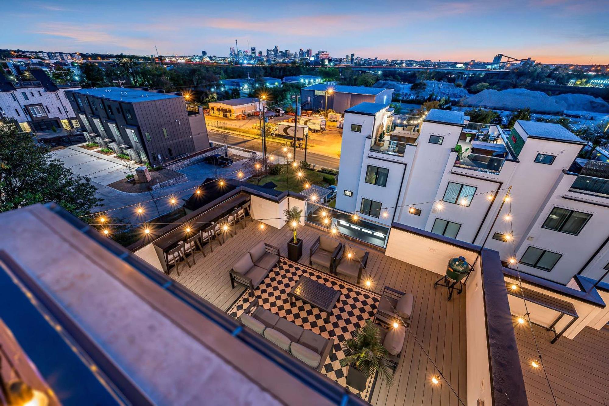 Holiday home Rooftop Hot Tub Views Pac-man Pool Table Nashville