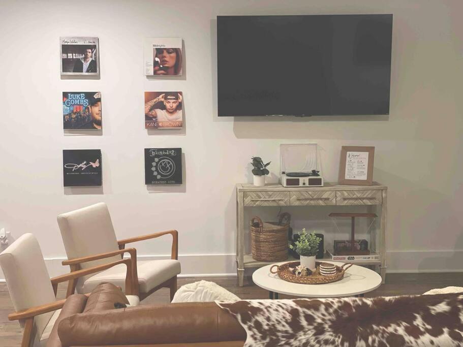 Holiday home Spacious W Rooftop Deck And Mural! 10 Min 2 Dt