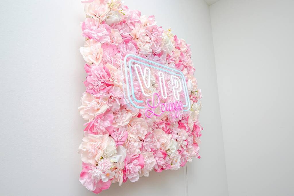 New! Beautiful Murals, Rooftop Deck & Karaoke! *