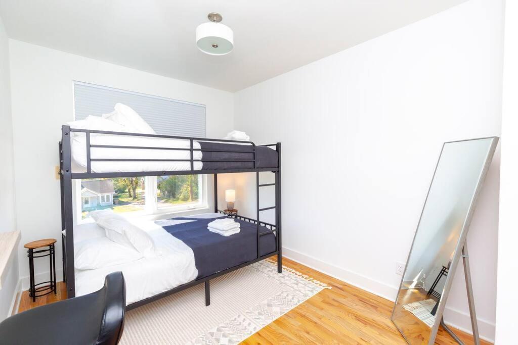 Holiday home New! Beautiful Murals, Rooftop Deck & Karaoke! *