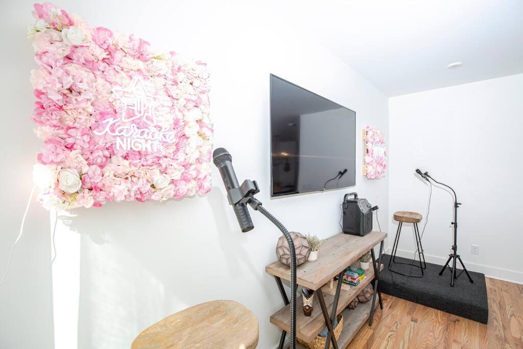 Holiday home New! Beautiful Murals, Rooftop Deck & Karaoke! *