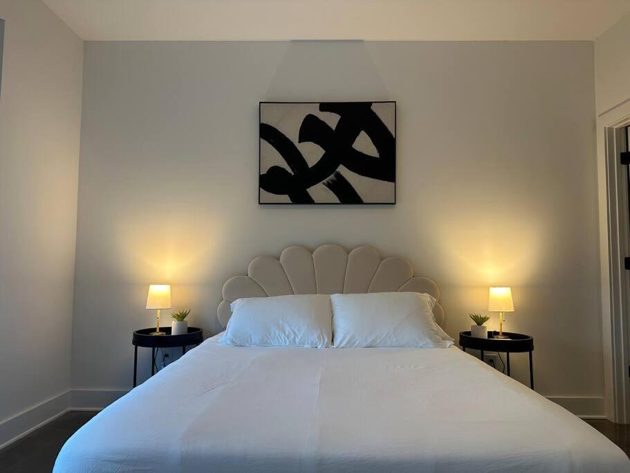 New! Beautiful Murals, Rooftop Deck & Karaoke! Holiday home