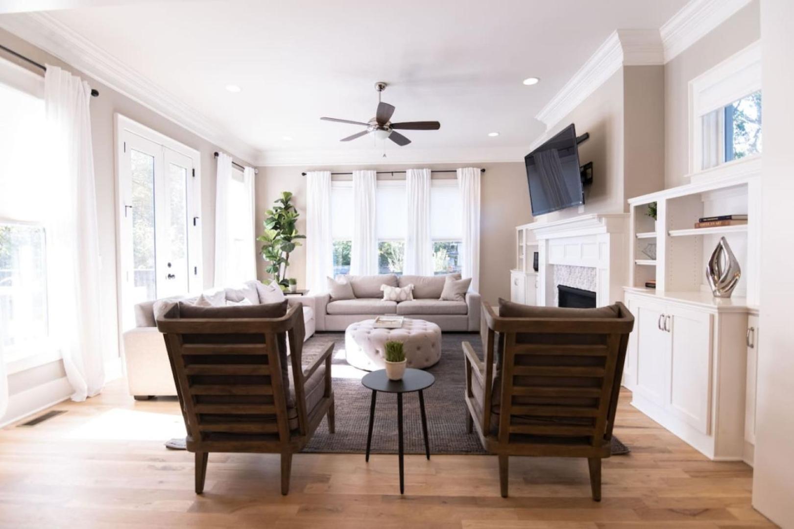 Minutes To Downtown Huge Outdoor Deck Hot Tub