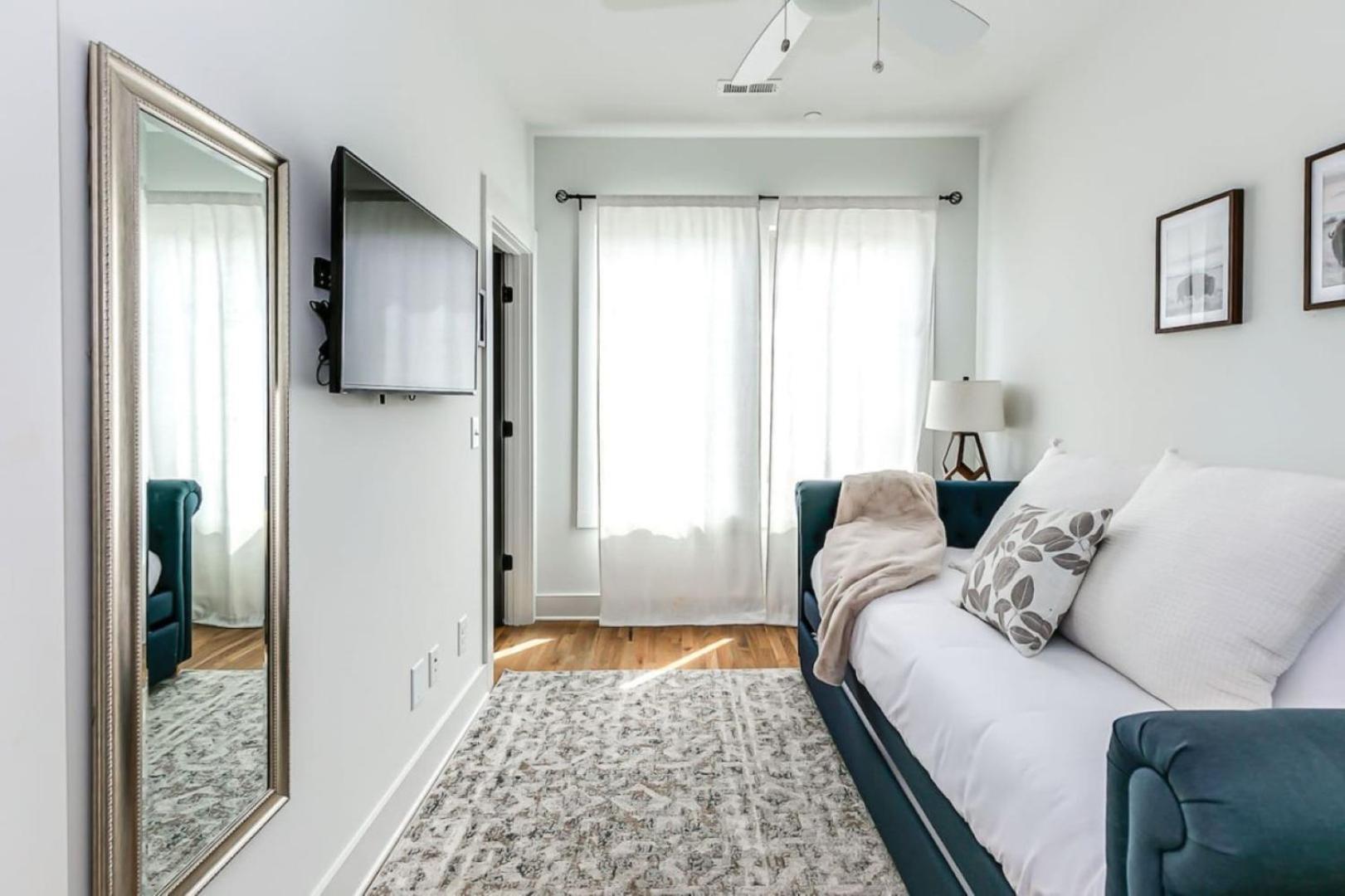 11 Beds 6 Full Baths 5 Minutes To Downtown Holiday home