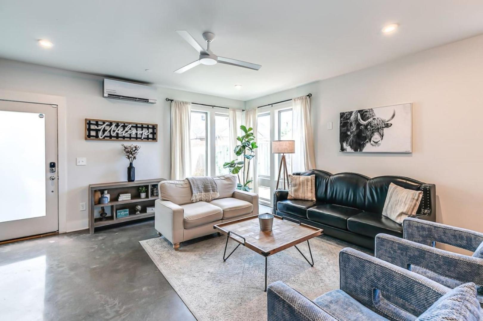 11 Beds 6 Full Baths 5 Minutes To Downtown Holiday home