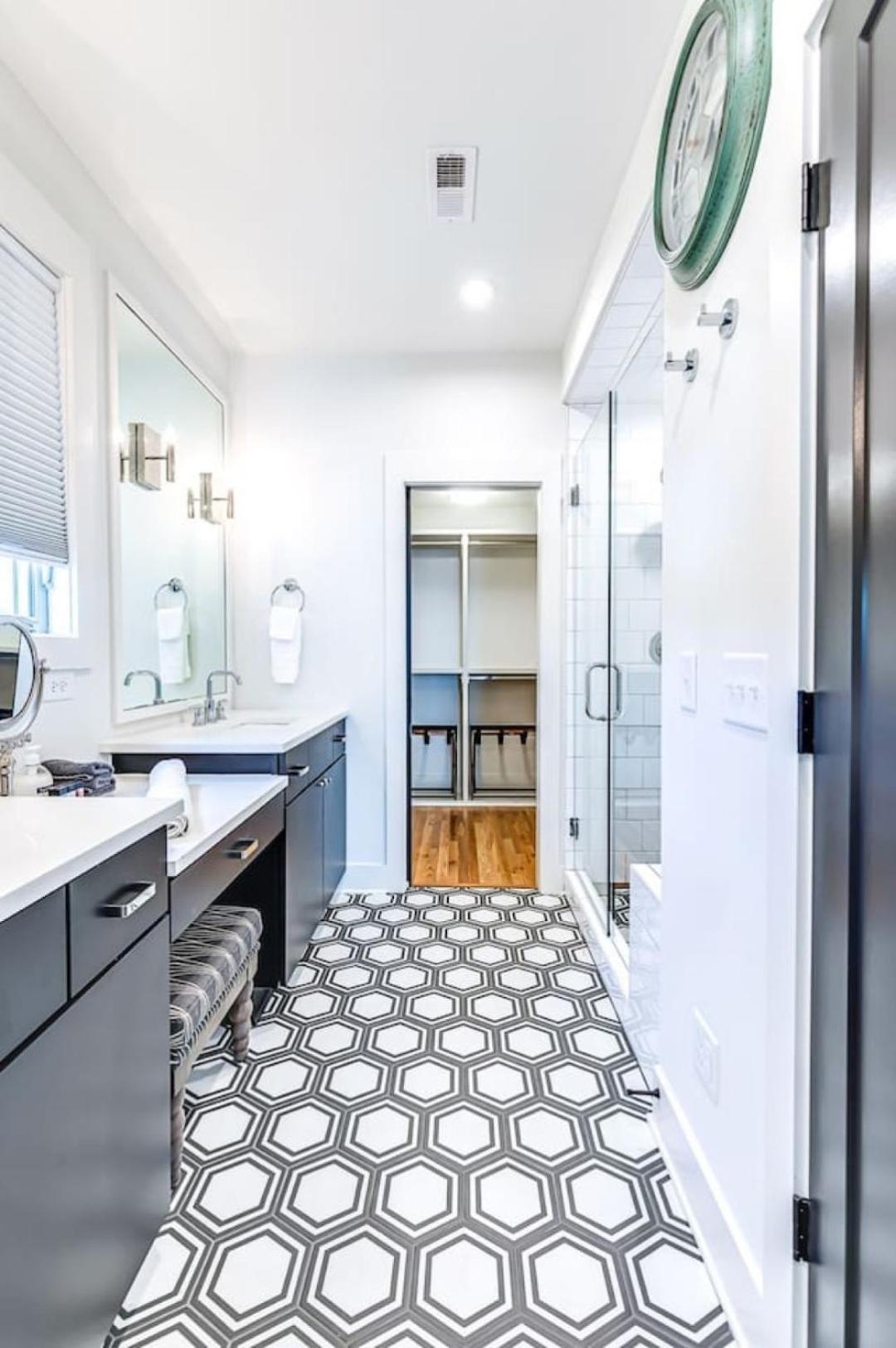 Holiday home 11 Beds 6 Full Baths 5 Minutes To Downtown