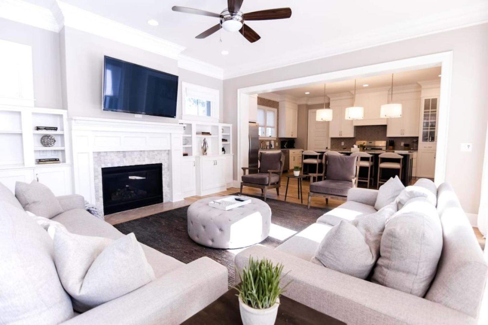 Minutes To Downtown Huge Outdoor Deck Hot Tub Holiday home