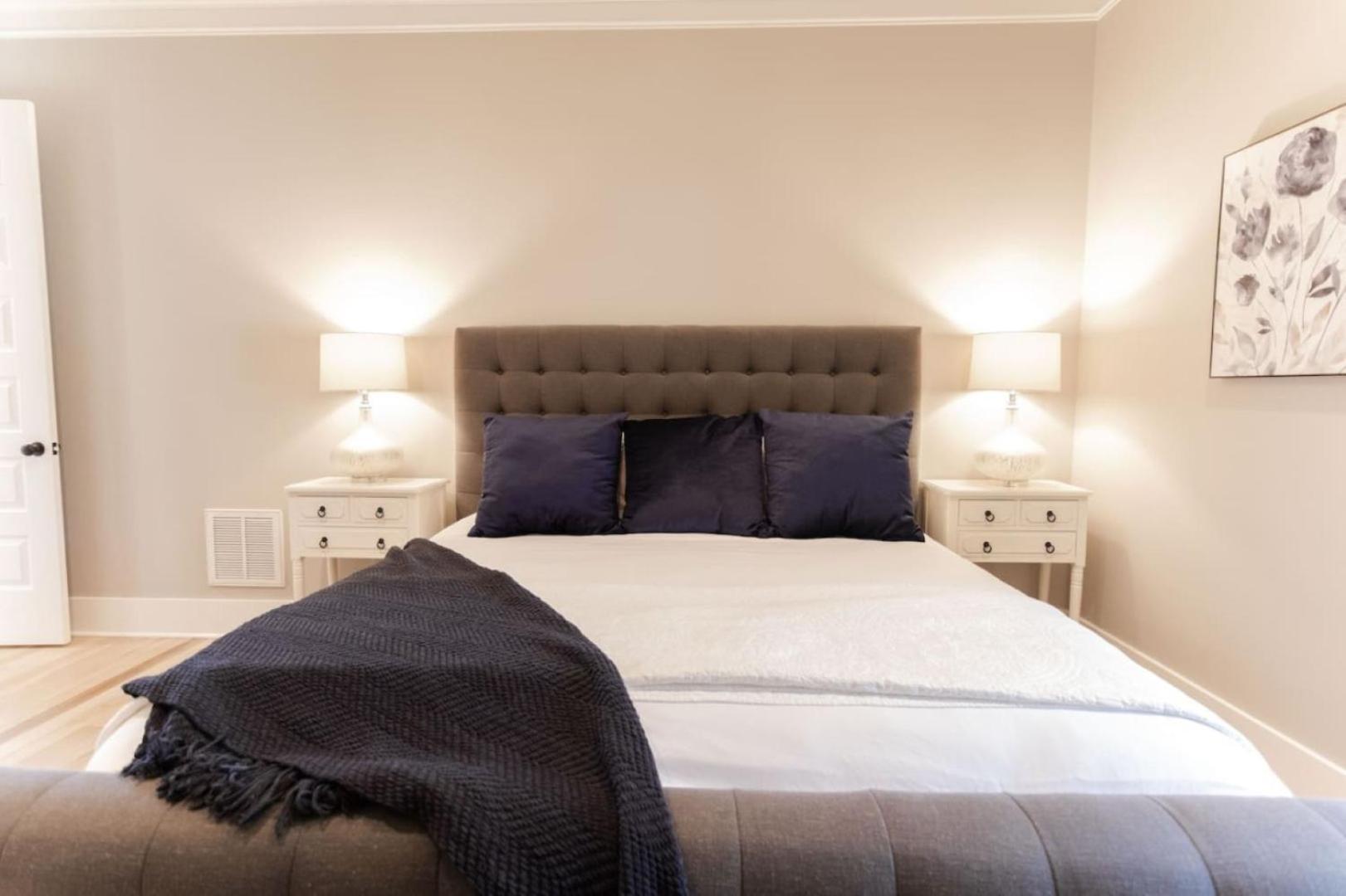 Holiday home Minutes To Downtown Huge Outdoor Deck Hot Tub