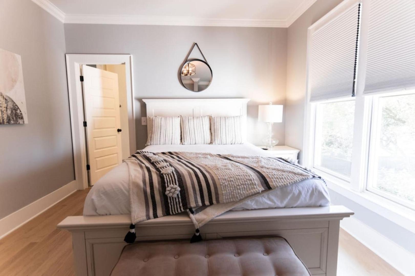 Minutes To Downtown Huge Outdoor Deck Hot Tub Holiday home *