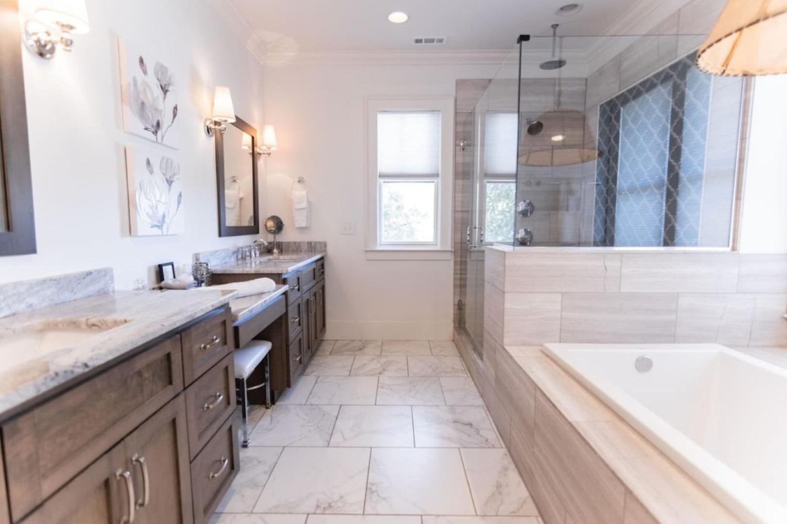 Minutes To Downtown Huge Outdoor Deck Hot Tub