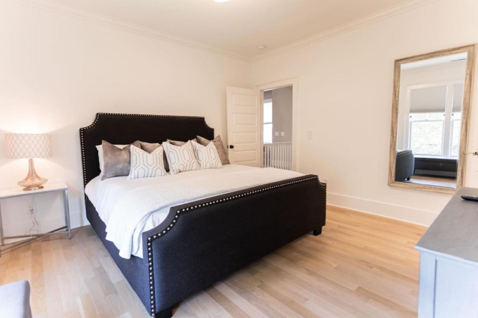 Minutes To Downtown Huge Outdoor Deck Hot Tub