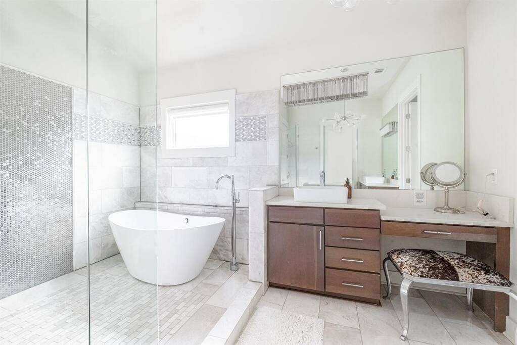 Luxury House - Heated Pool - In The Gulch - Walk Anywhere Nashville