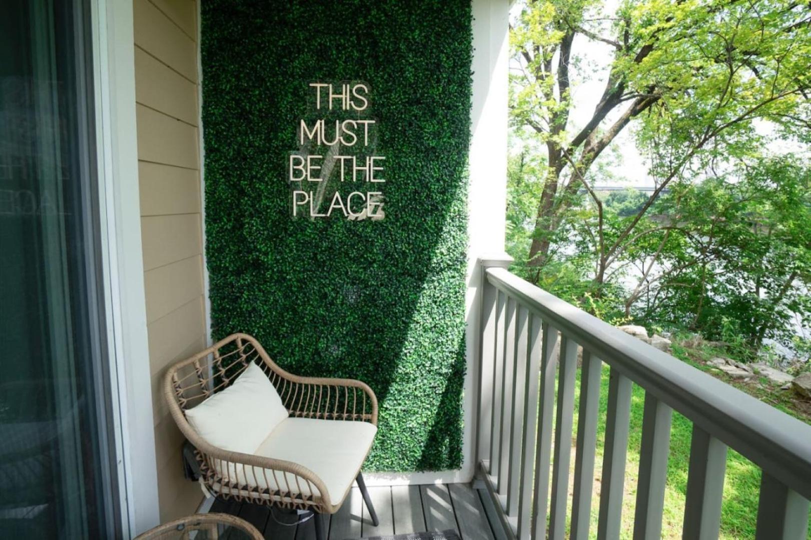 Stunning Riverfront Getaway In Downtown Nashville