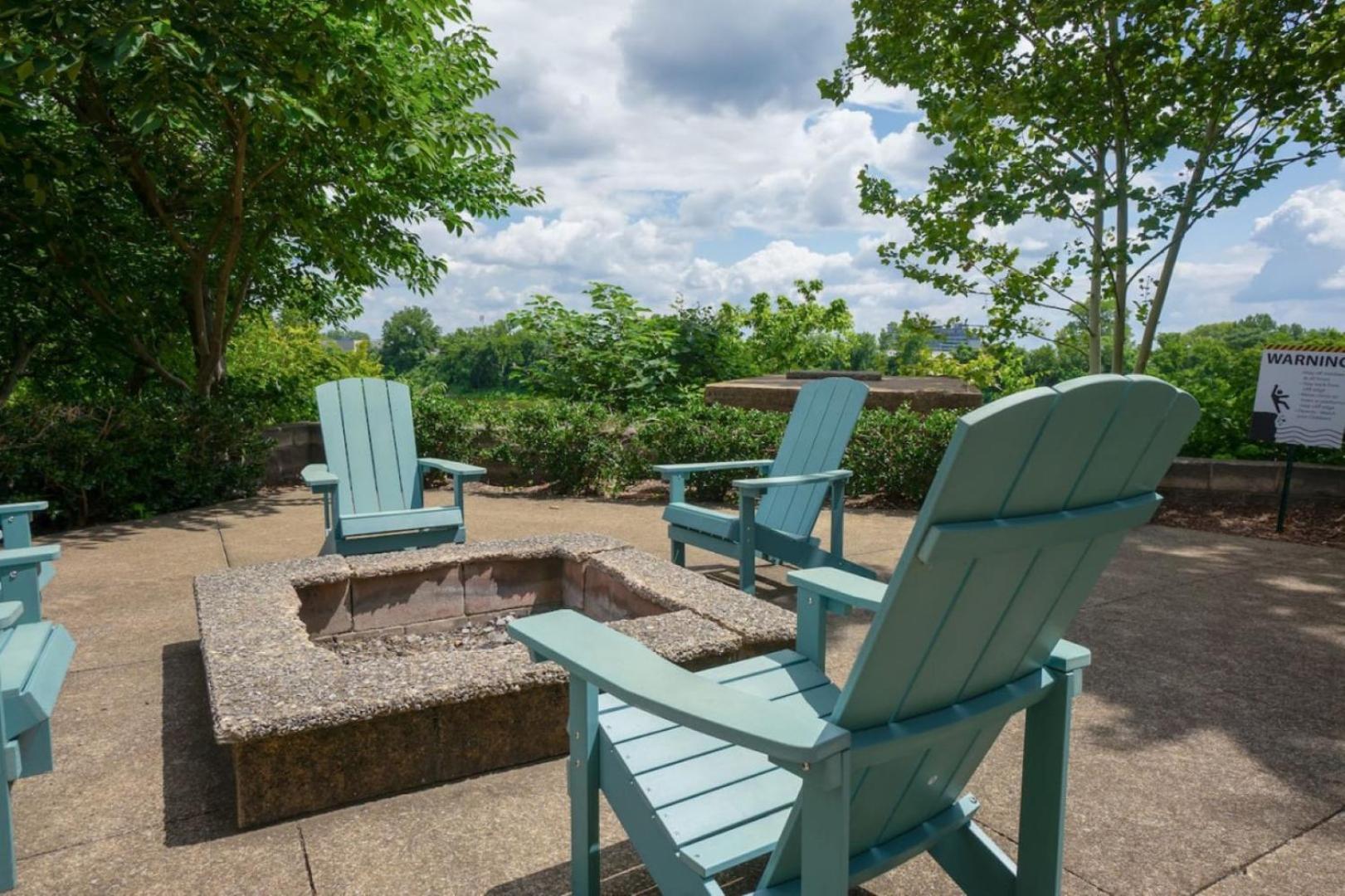 Stunning Riverfront Getaway In Downtown Holiday home