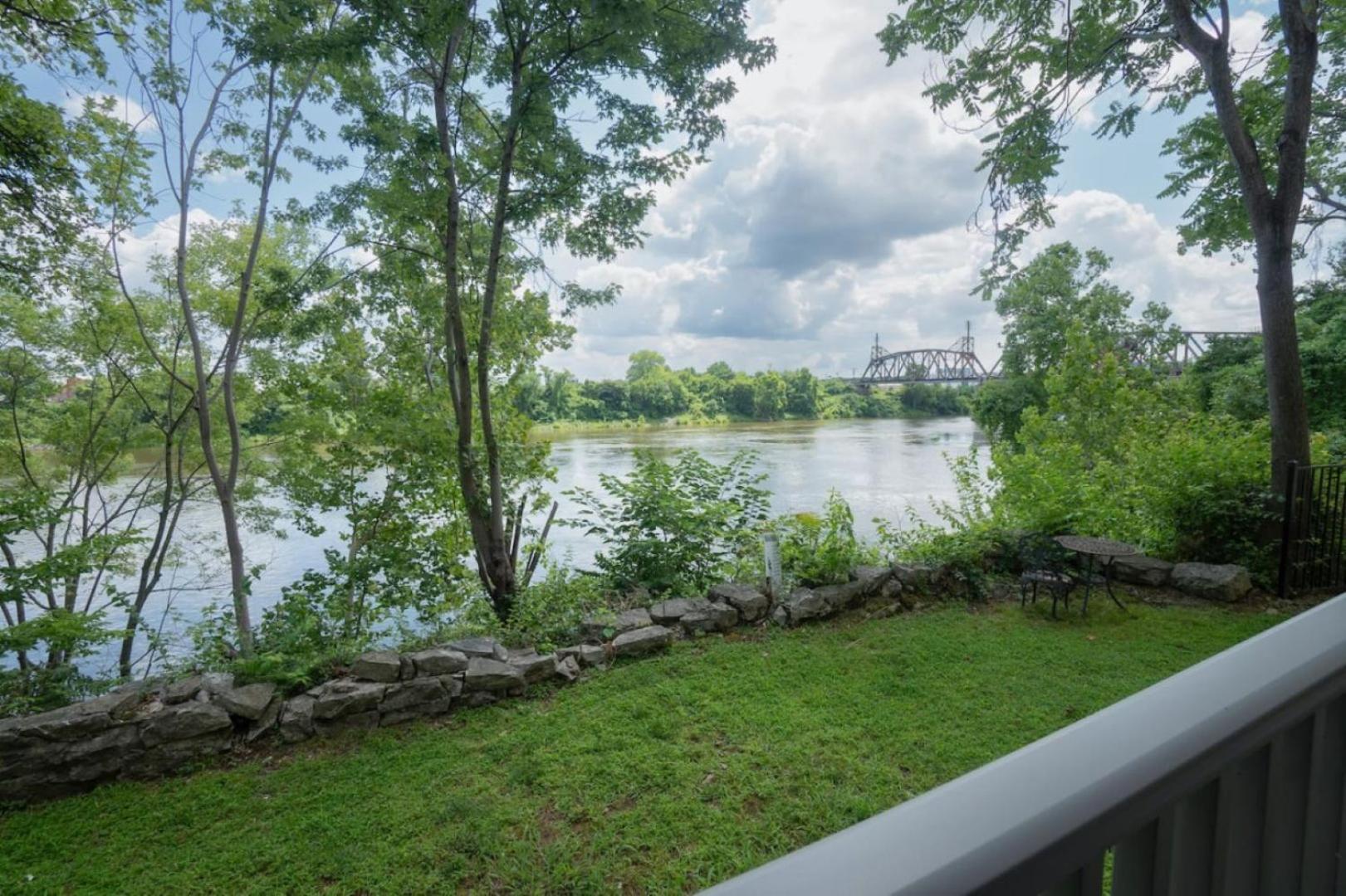 Holiday home Stunning Riverfront Getaway In Downtown