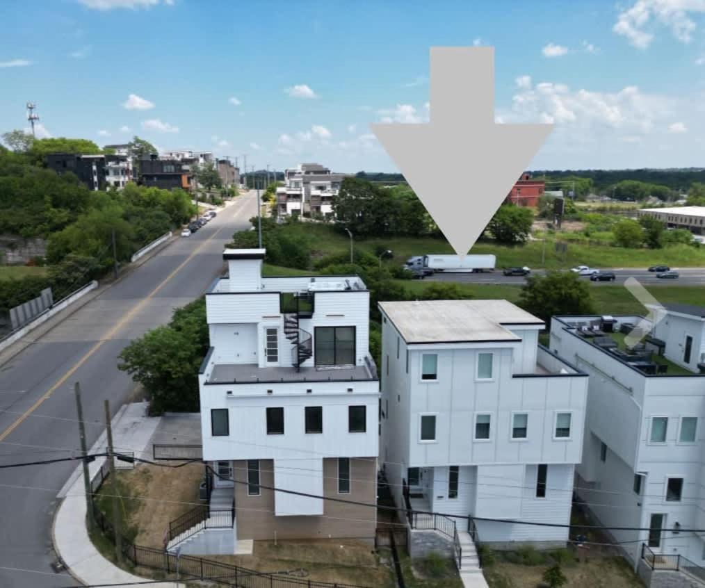 Holiday home Delight - Fun Murals & Downtown Views *