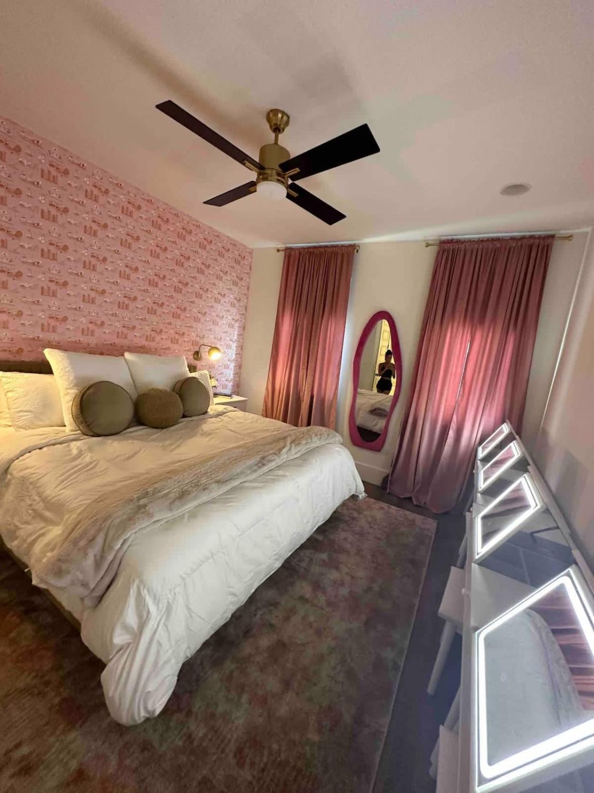 Delight - Fun Murals & Downtown Views Holiday home