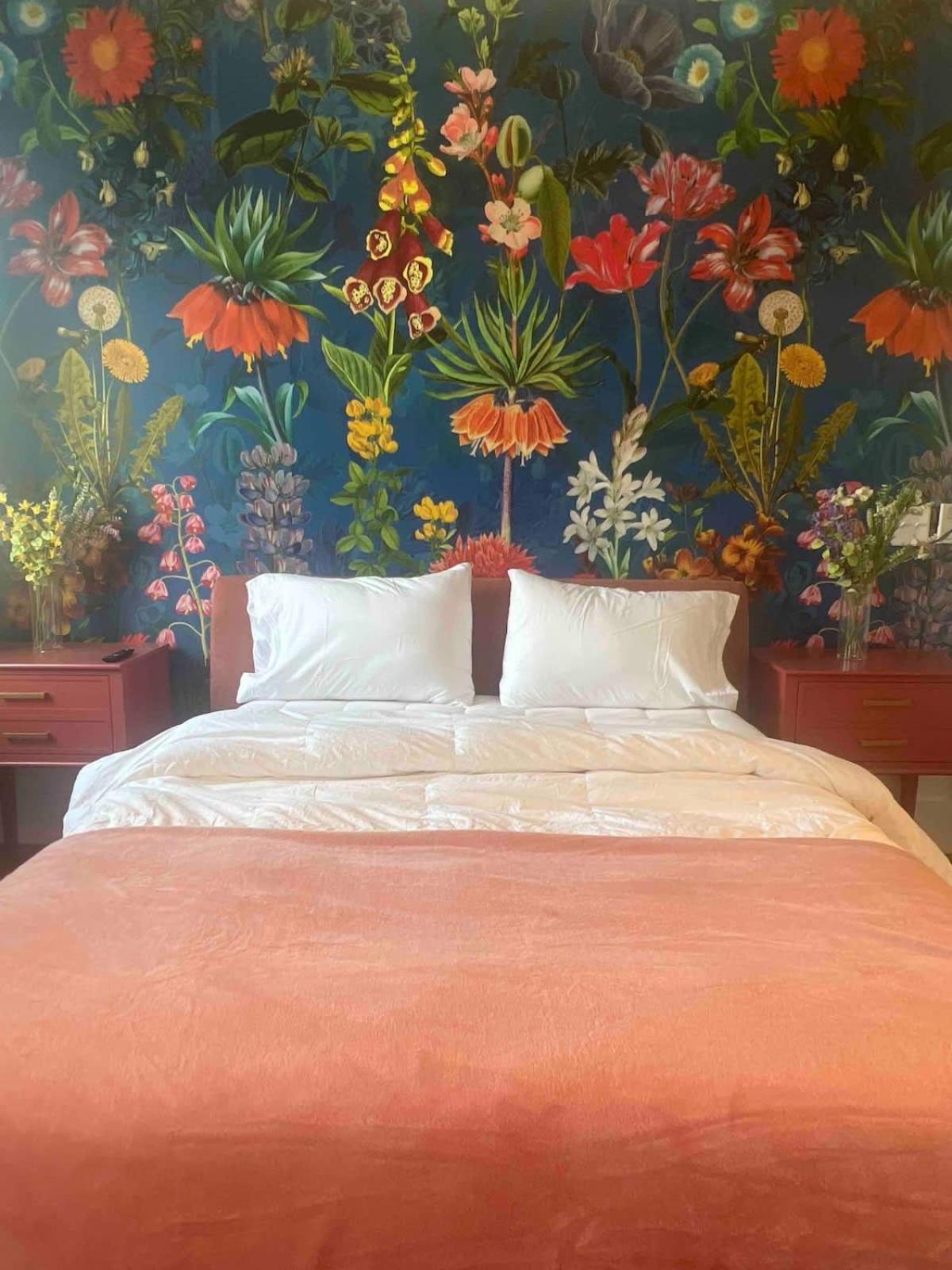 Holiday home Delight - Fun Murals & Downtown Views