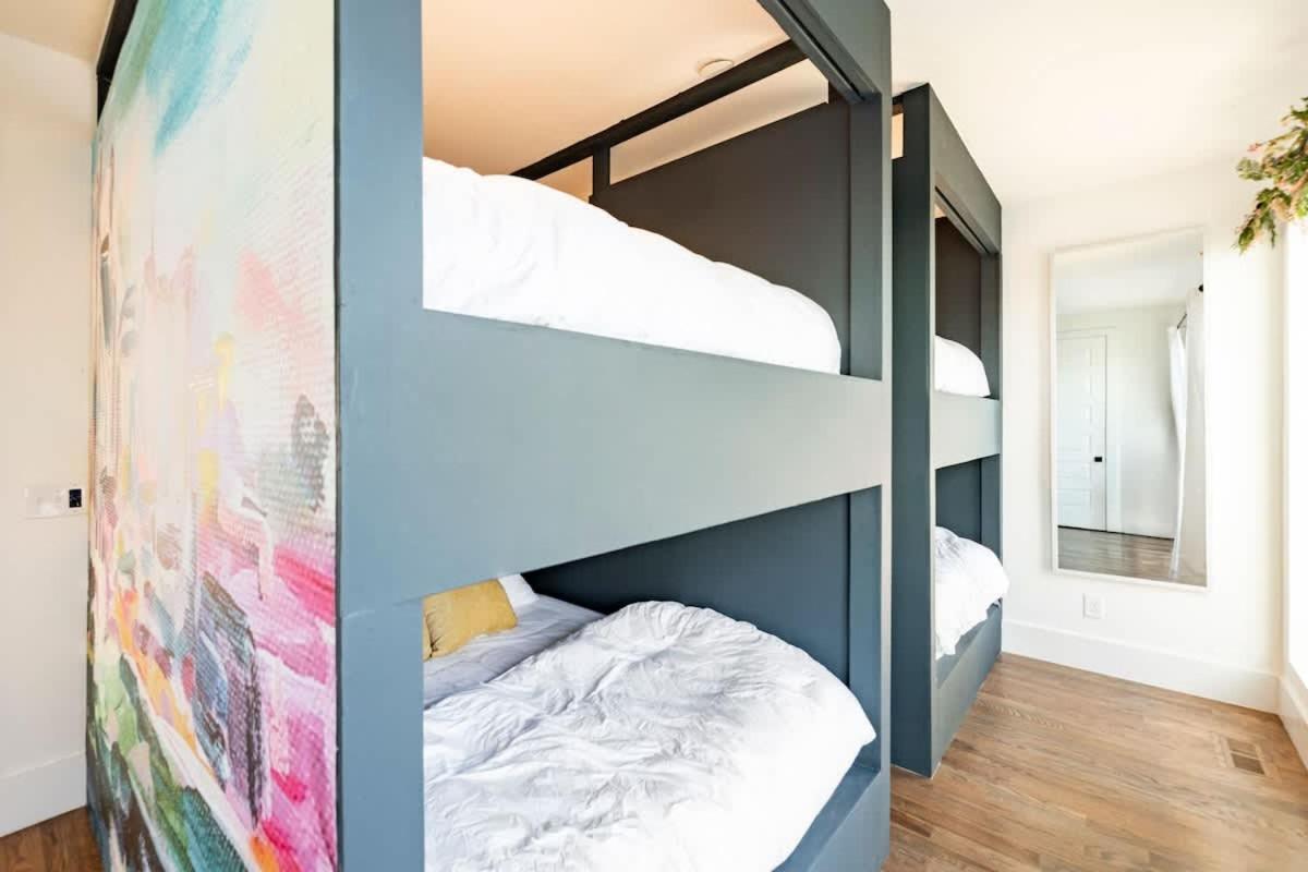 Delight - Fun Murals & Downtown Views Holiday home *