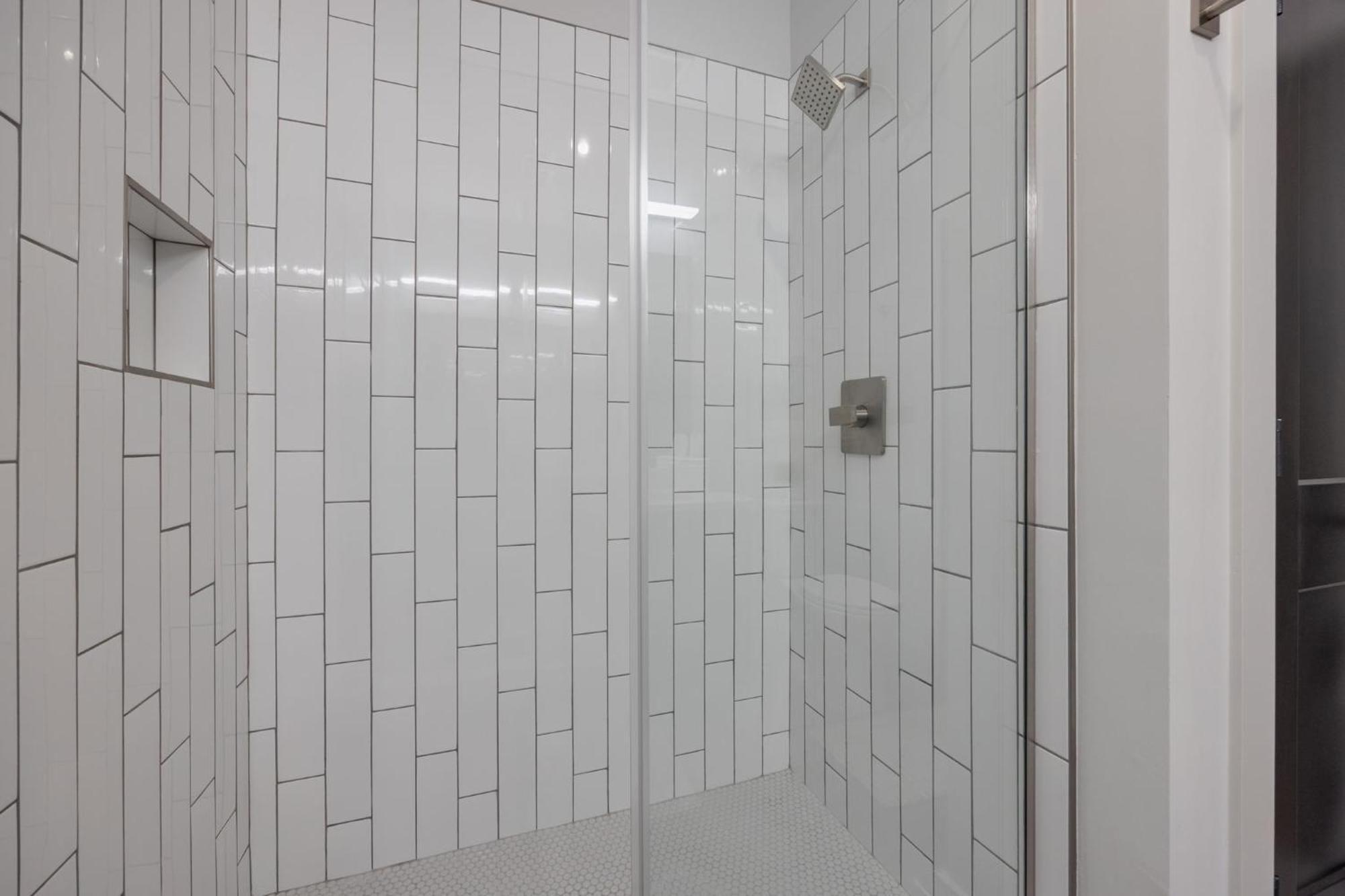 Apartment Elegant Corner Penthouse With Private Balcony, Skyline Views, Pool, And Gym