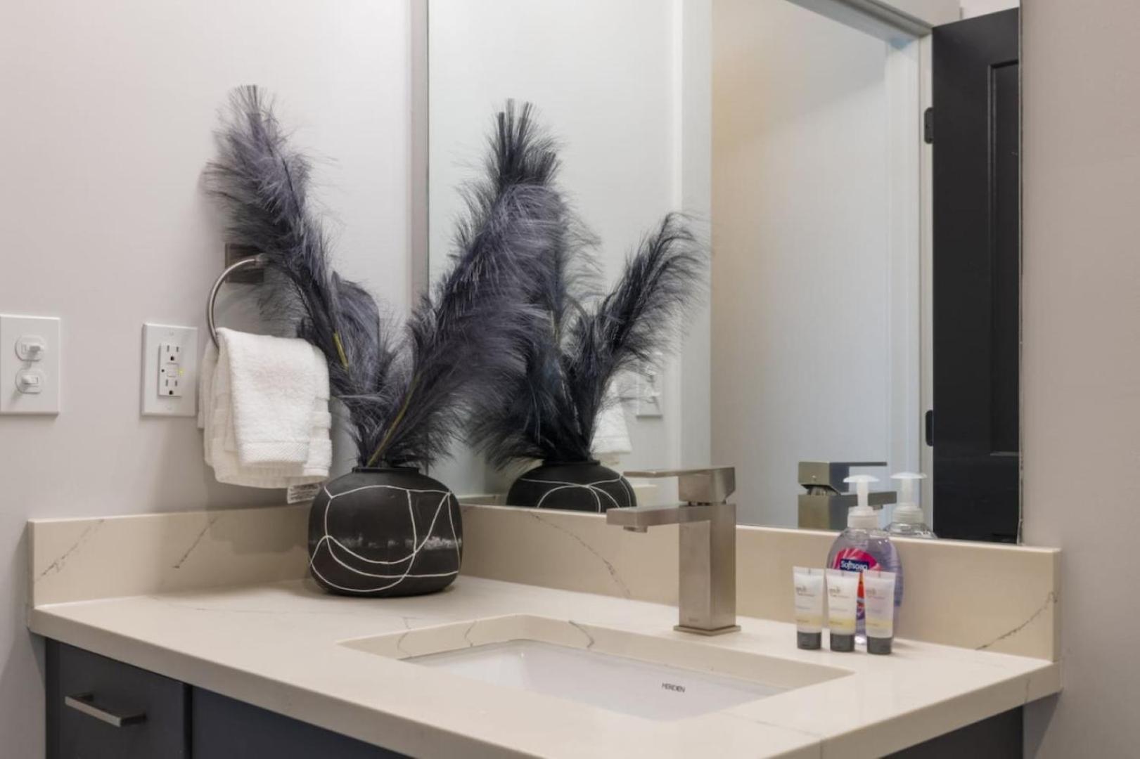 Walk To Nightlife, Vanderbilt, Minutes To Broadway Holiday home *