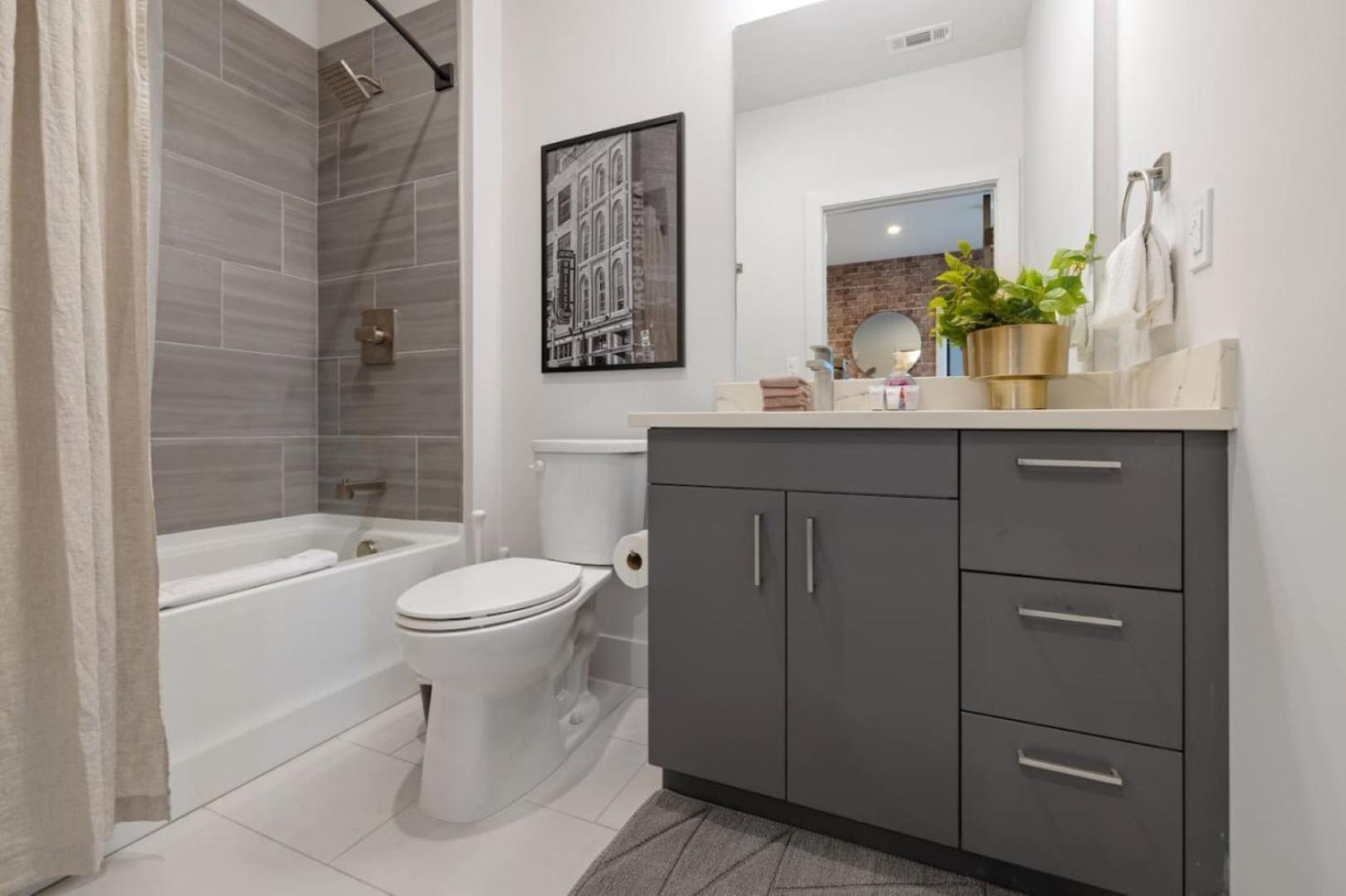 Walk To Nightlife, Vanderbilt, Minutes To Broadway Holiday home Nashville