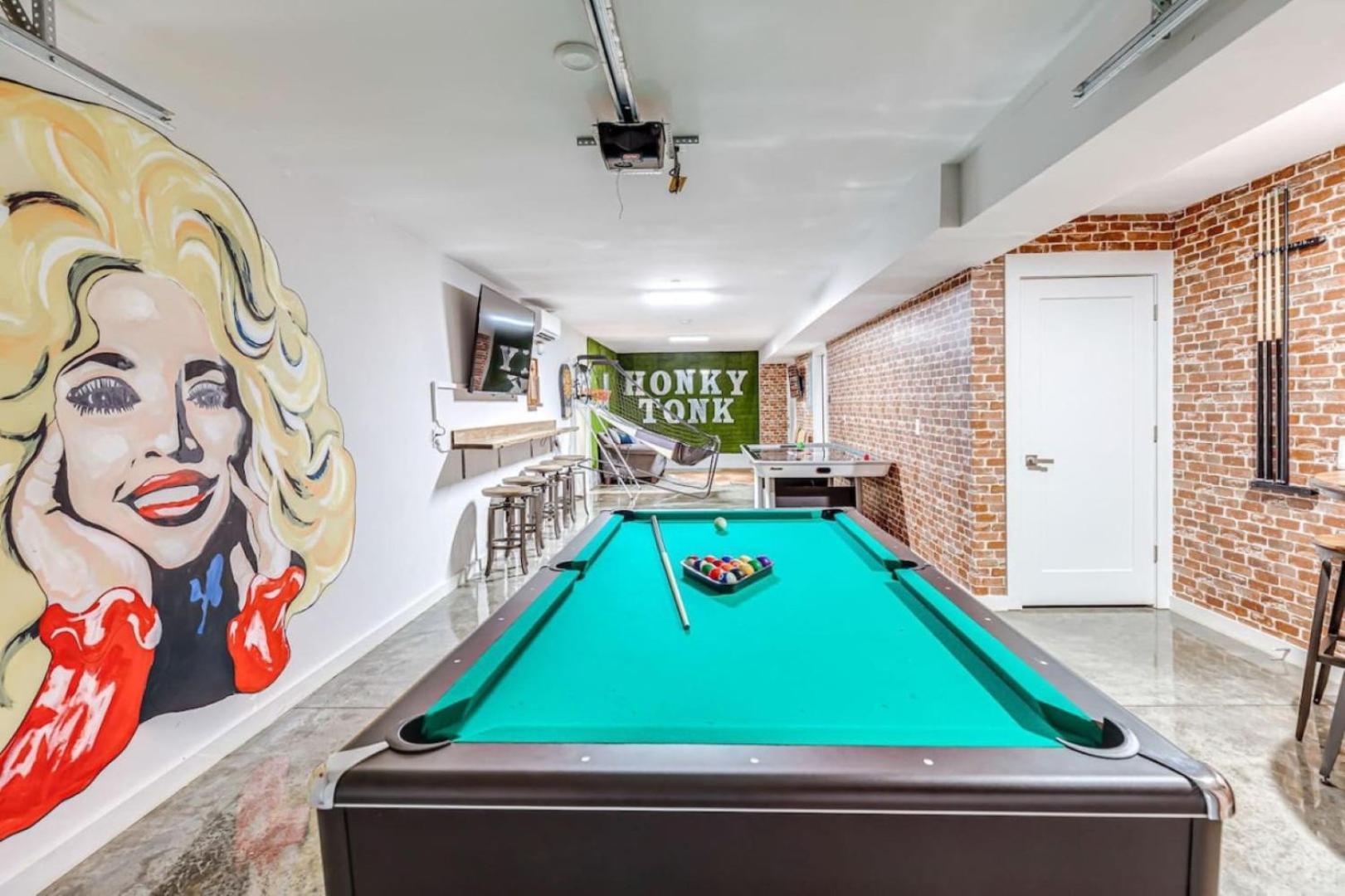 Honky Tonk Game With Rooftop Deck *