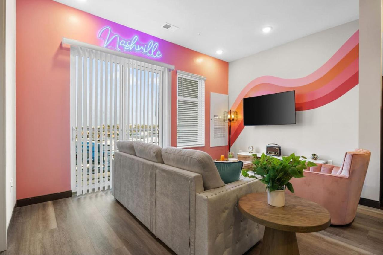 Chic 2br Getaway In Downtown Apartment