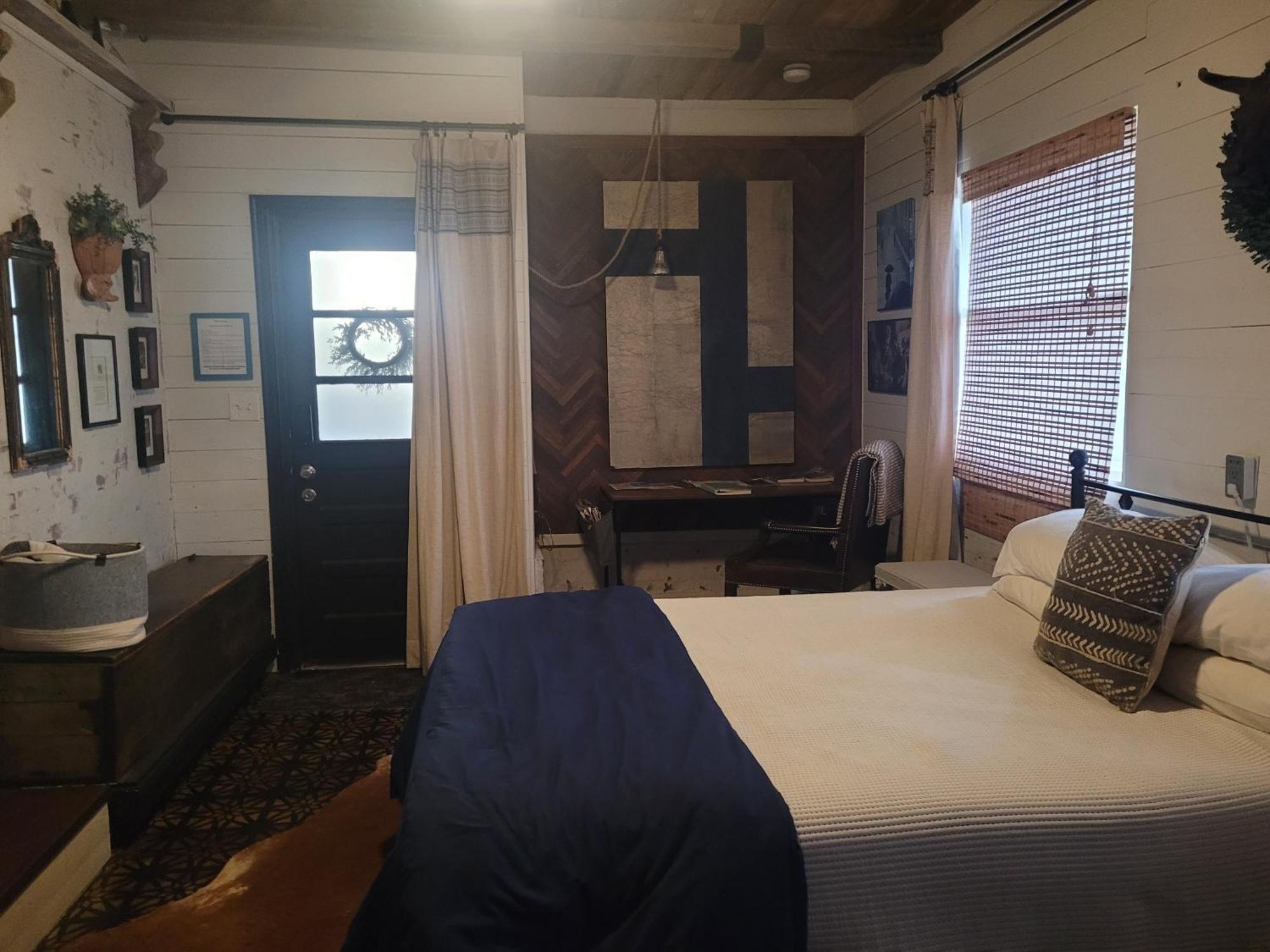 Quiet Hideaway Minutes From Everything! Apartment