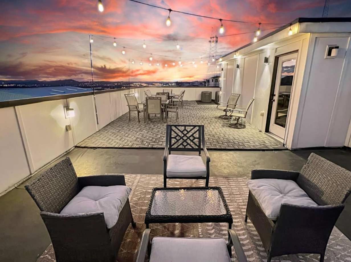 Downtown Modern Rooftop Patio Vanderbilt 8 Beds Holiday home Nashville