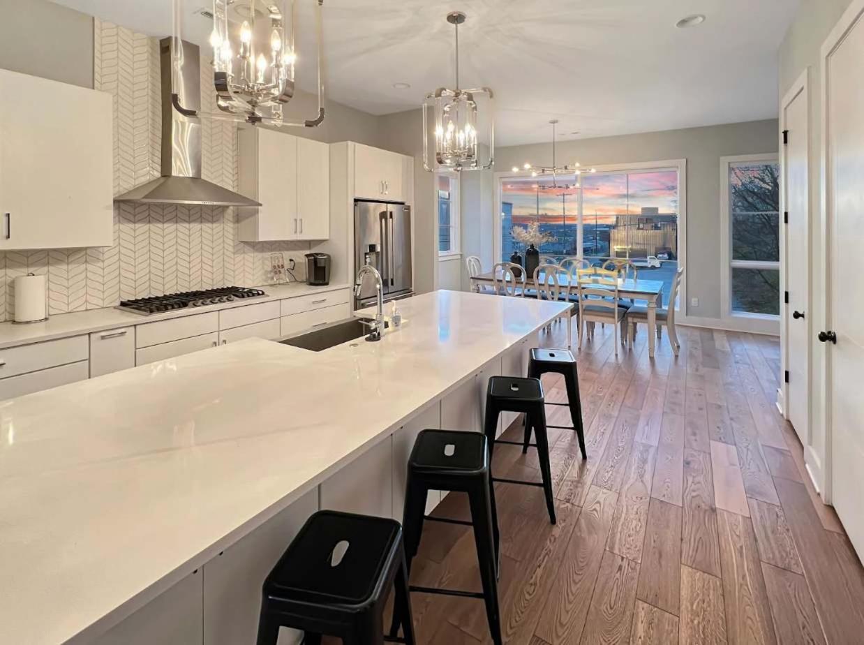 Downtown Modern Rooftop Patio Vanderbilt 8 Beds *