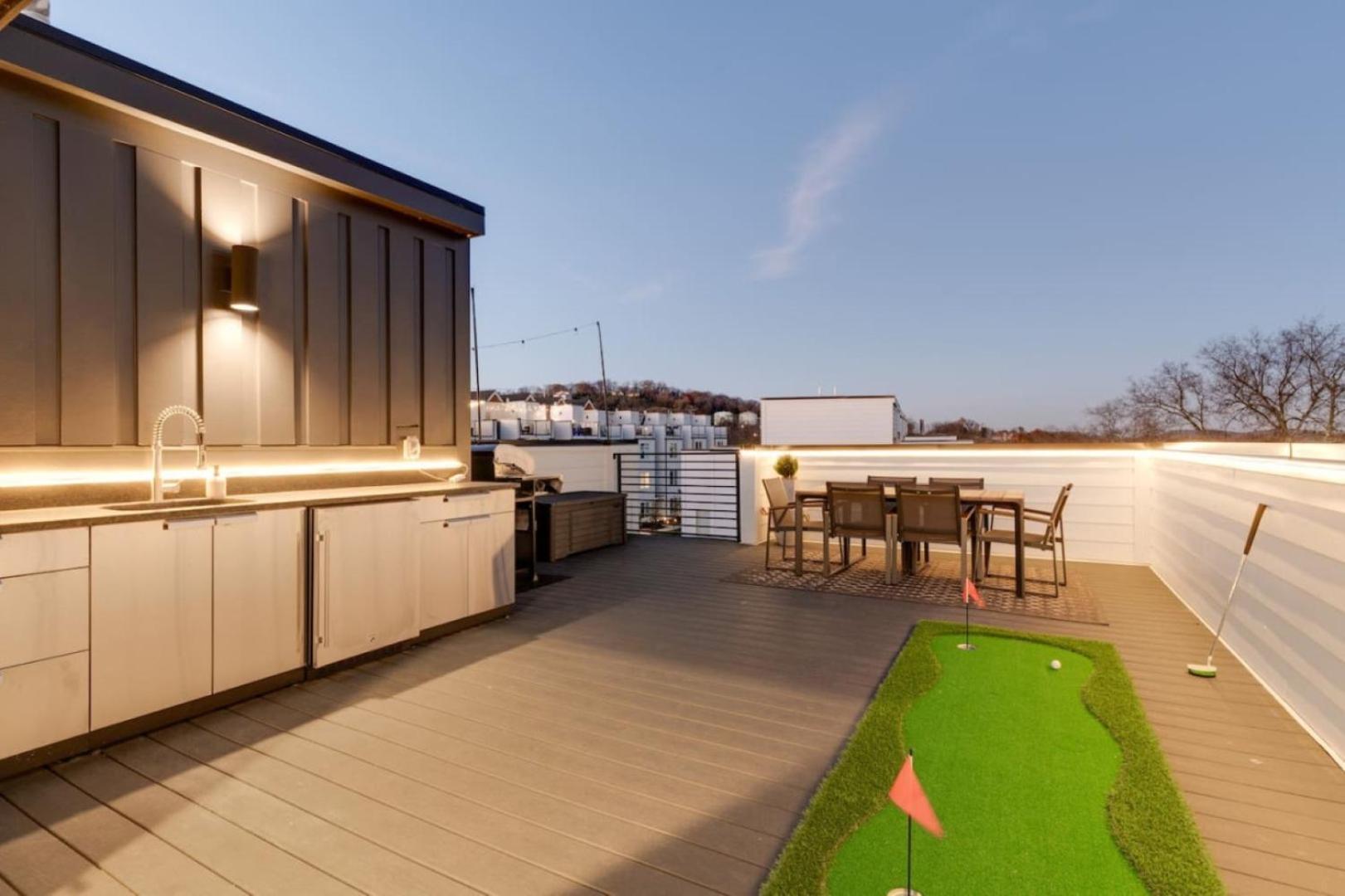 Luxury With Stunning Rooftop Views! *