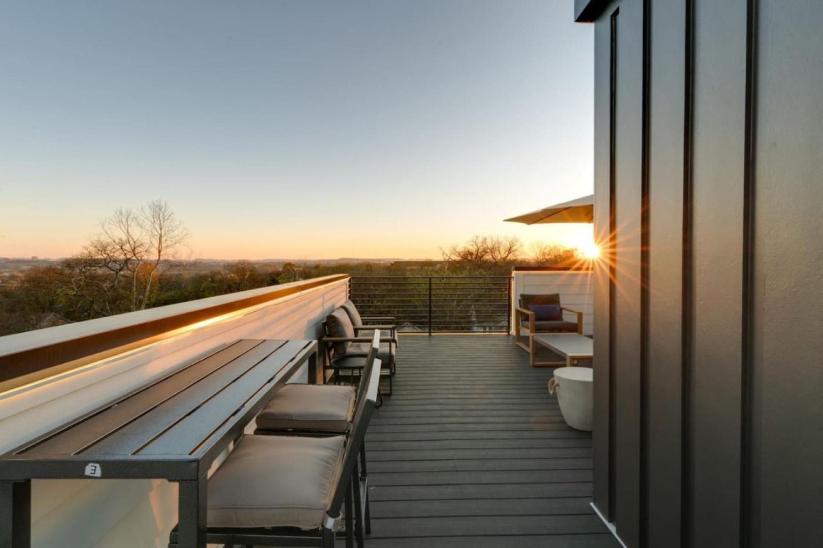 Luxury With Stunning Rooftop Views!